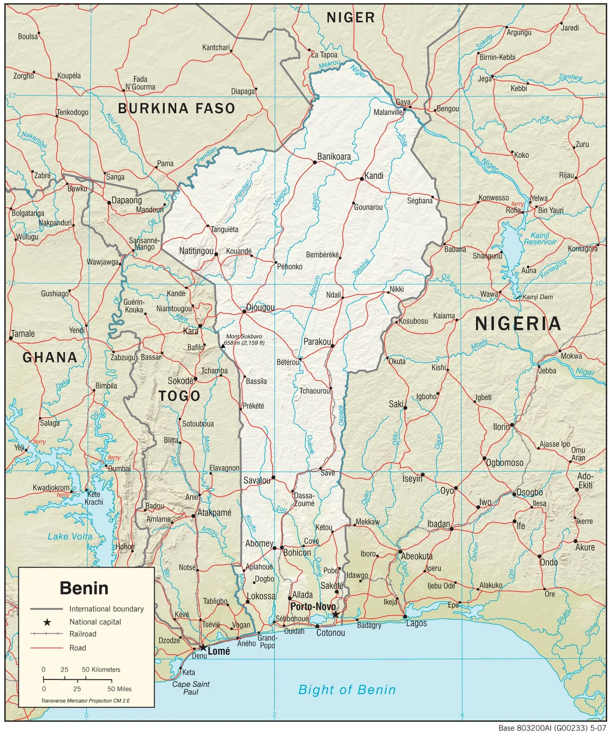 Mapa físico de Benín con relieve, ríos, lago Nokoué, valle del Ouémé, Atakora, Pendjari, Níger y golfo de Guinea