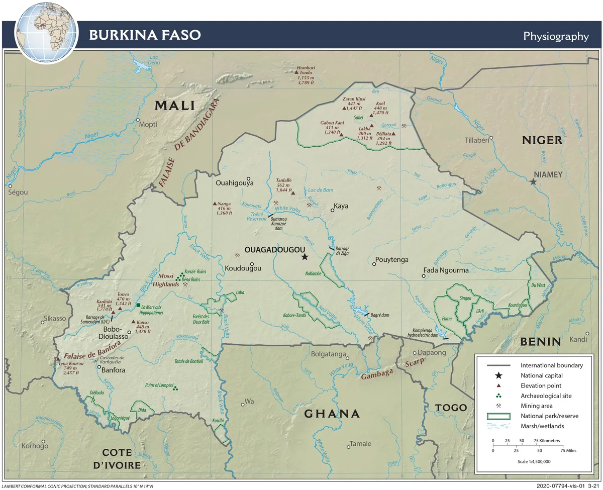 Mapa físico de Burkina Faso con relieve, ríos Black Volta, White Volta y Red Volta, humedales, parques nacionales y reservas