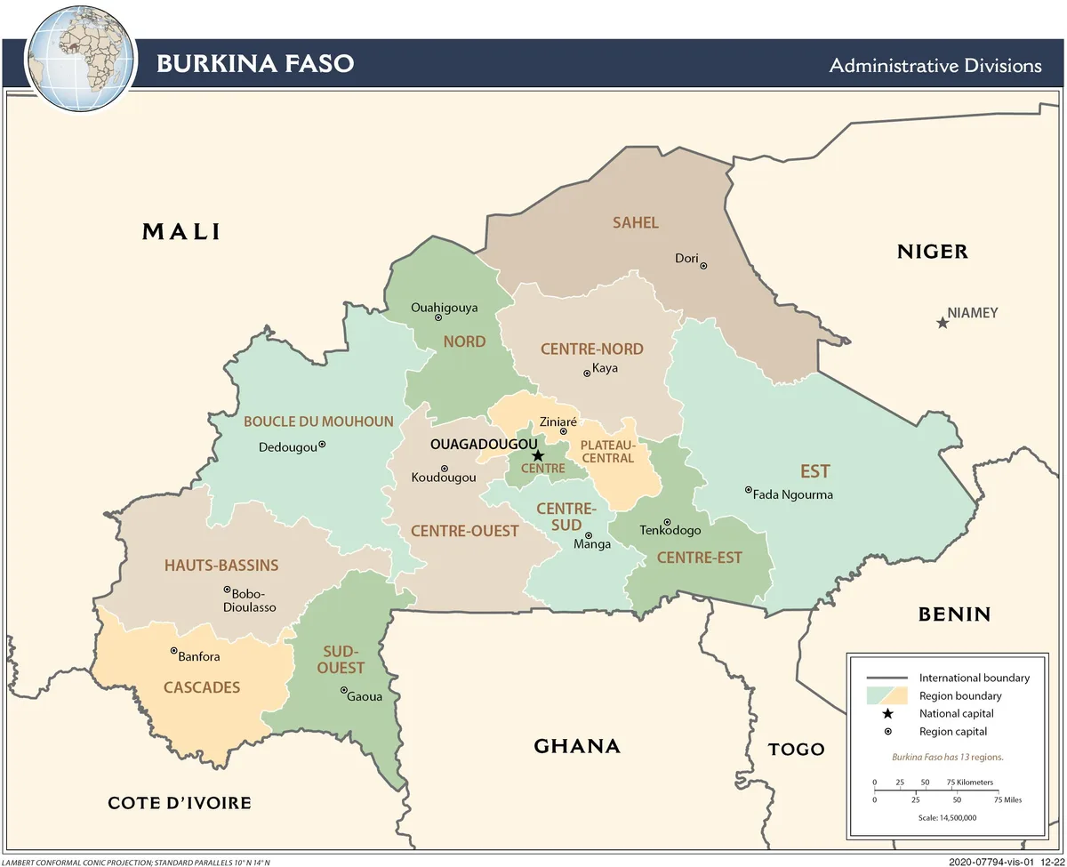 Mapa administrativo de Burkina Faso con las 13 regiones, Uagadugú, Bobo-Dioulasso, países vecinos y capitales regionales