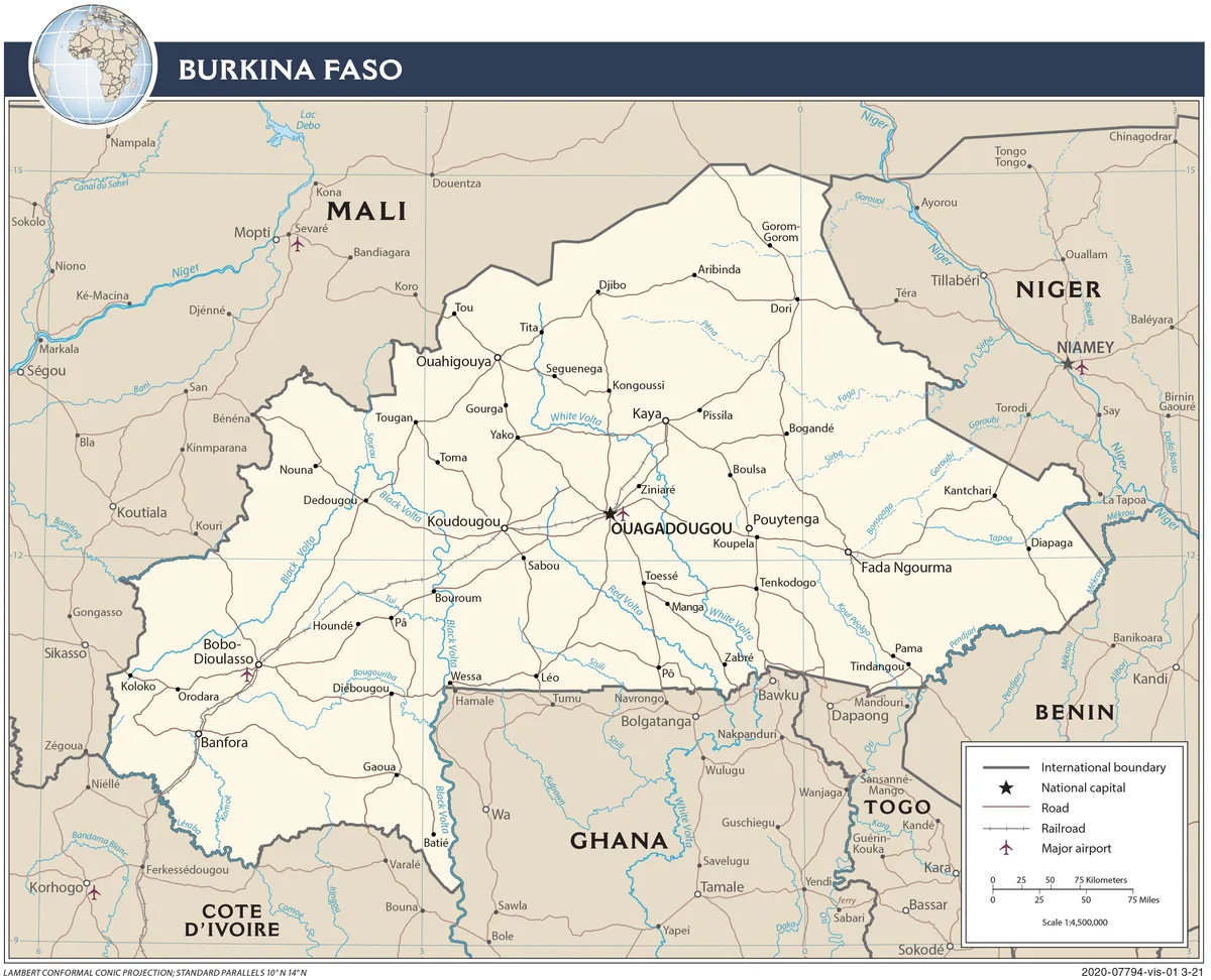 Mapa de transporte de Burkina Faso con carreteras, ferrocarril, aeropuertos, Uagadugú, Bobo-Dioulasso, Banfora, Koudougou, Kaya y Fada N'Gourma