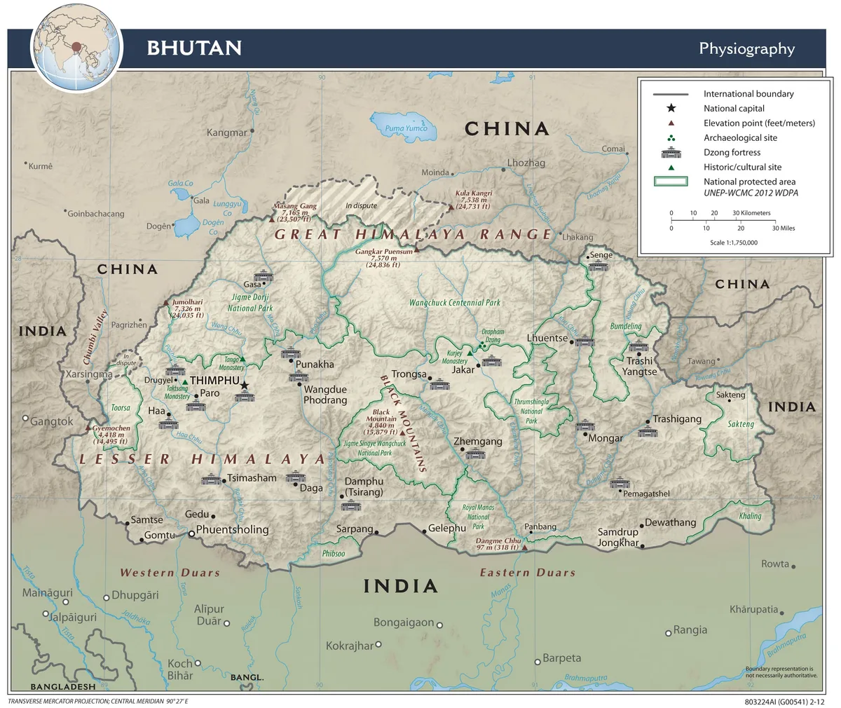 Mapa físico de Bután con la Gran Cordillera del Himalaya, Lesser Himalaya, Black Mountains, Western y Eastern Duars, ríos, dzongs y áreas protegidas