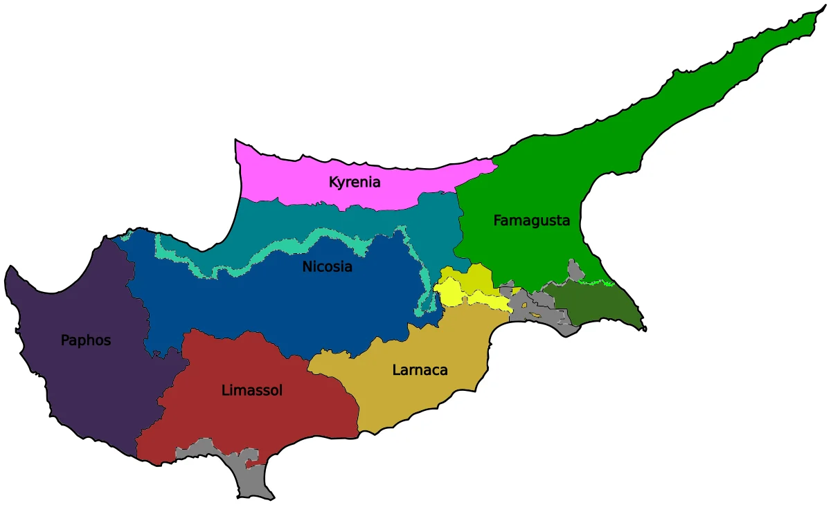 Mapa de Chipre con los distritos de Nicosia, Kyrenia, Famagusta, Larnaca, Limassol y Paphos, además de zonas marcadas en la franja central y en Akrotiri y Dhekelia