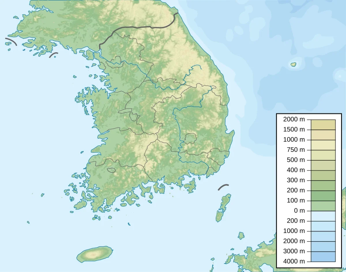 Mapa físico de Corea del Sur con relieve, montañas, ríos, costas, Jeju, islas y fondos marinos próximos