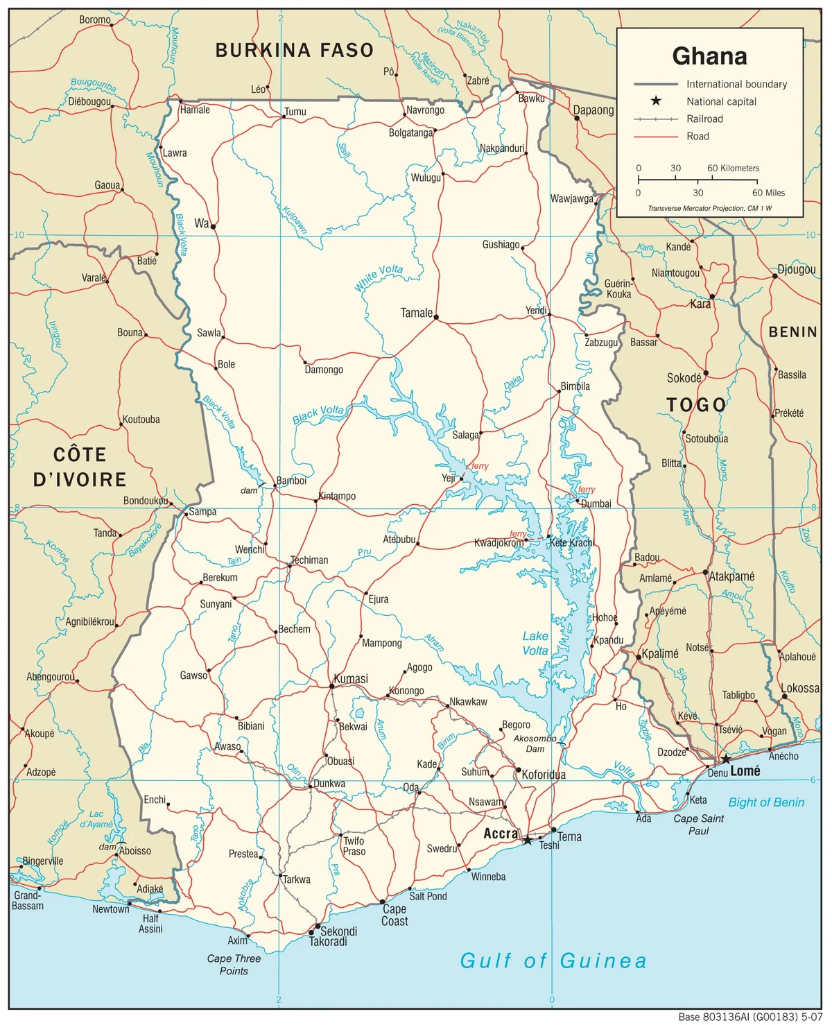 Mapa de transporte de Ghana con carreteras, ferrocarril, puertos de Tema, Takoradi, Accra, Kumasi, Tamale, Cape Coast y fronteras con Costa de Marfil, Burkina Faso y Togo