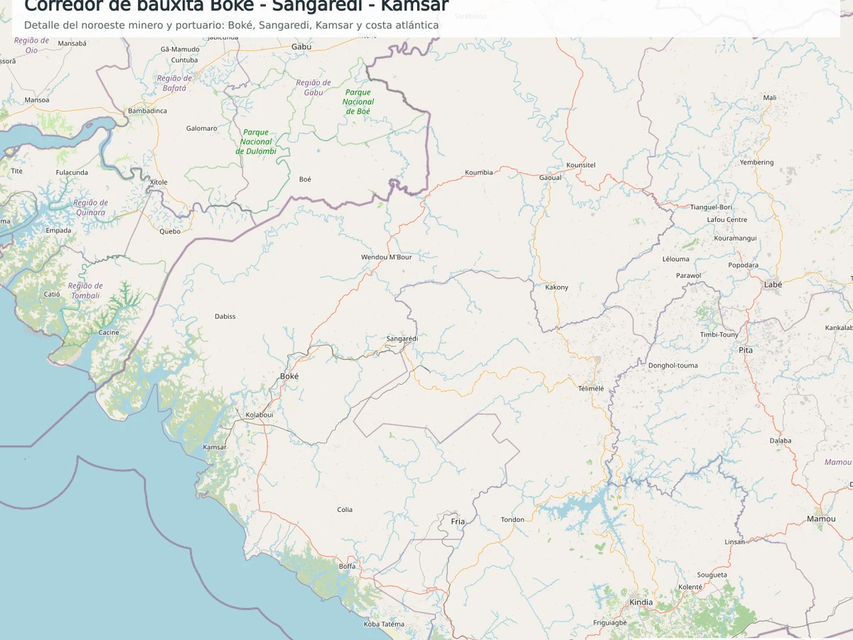 Mapa OpenStreetMap del corredor de bauxita de Guinea con Boké, Sangaredi, Kamsar, vías férreas, puertos y costa atlántica