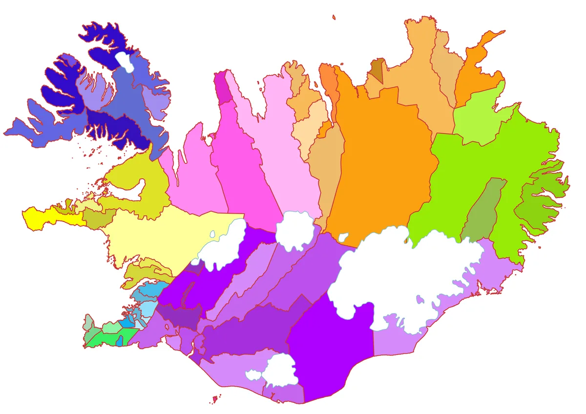 Mapa administrativo de Islandia con 62 municipios y colores por las ocho regiones en abril de 2026