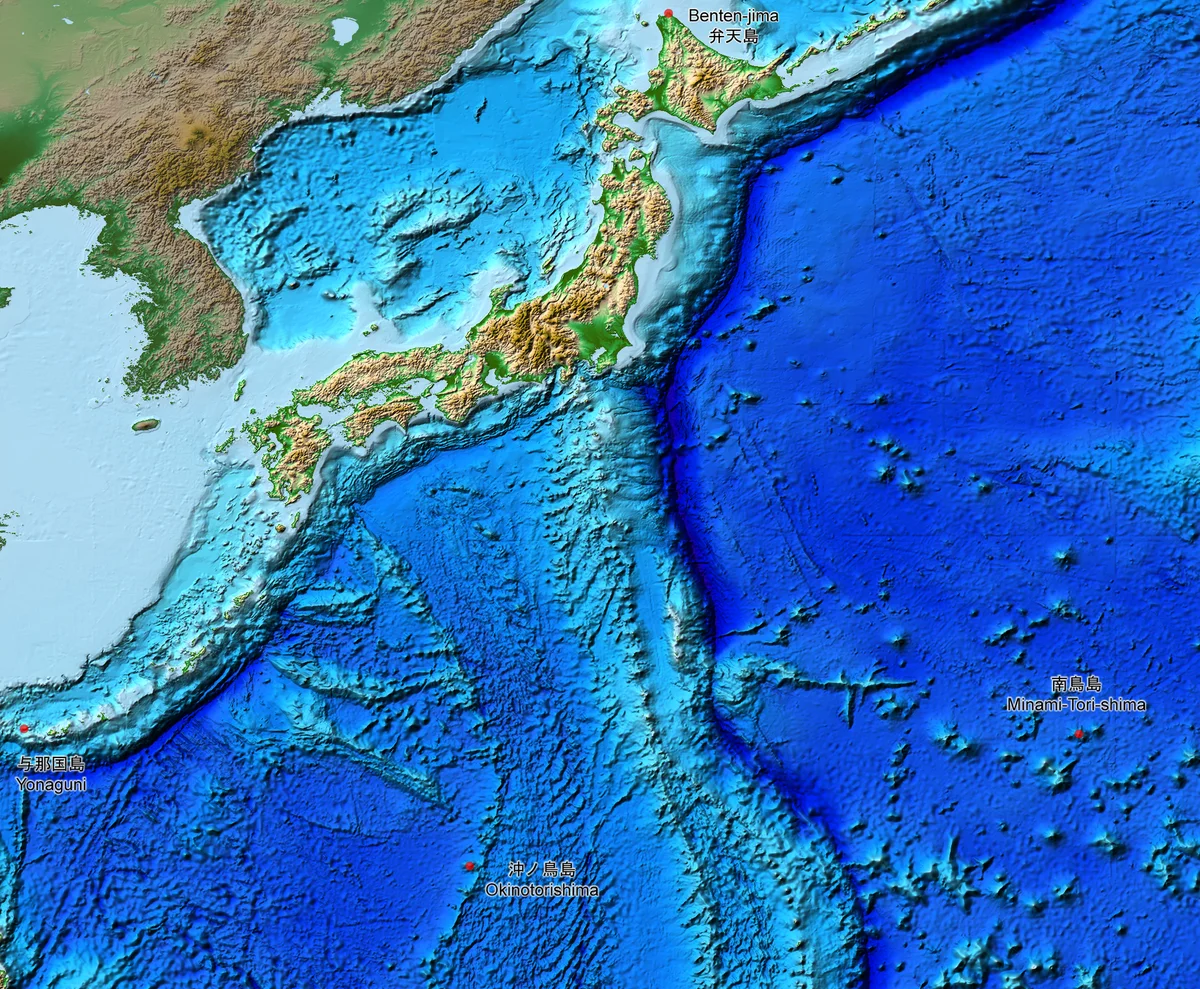 Mapa de relieve de Japón con montañas, archipiélago japonés, fondos marinos y fosa oceánica del Pacífico