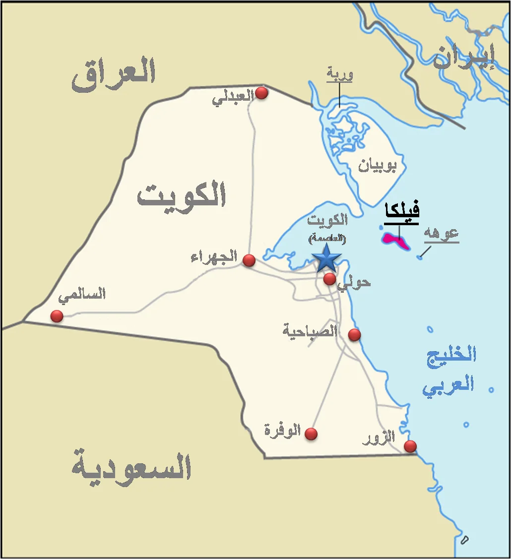 Mapa en árabe de Kuwait con la isla de Failaka destacada al este de la bahía de Kuwait