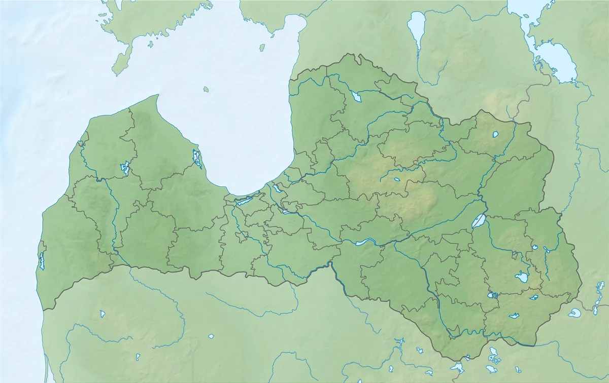 Mapa de relieve de Letonia con tierras bajas, costa báltica, golfo de Riga, fronteras, lagos y elevaciones interiores