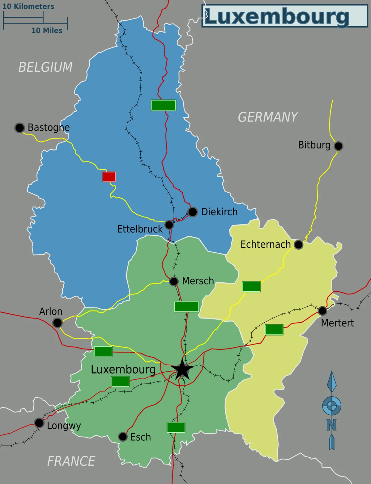 Mapa general de Luxemburgo con regiones coloreadas, ciudad de Luxemburgo, carreteras, ferrocarril y países vecinos