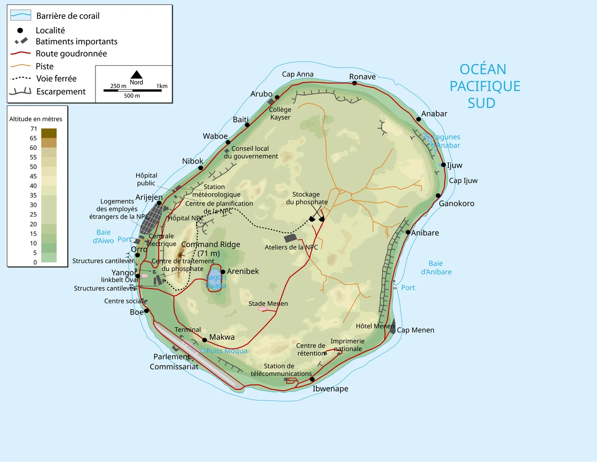 Mapa topografico de Nauru con altitudes, escarpes, carretera circular, Command Ridge, laguna Buada, aeropuerto, puerto de Aiwo y costa coralina
