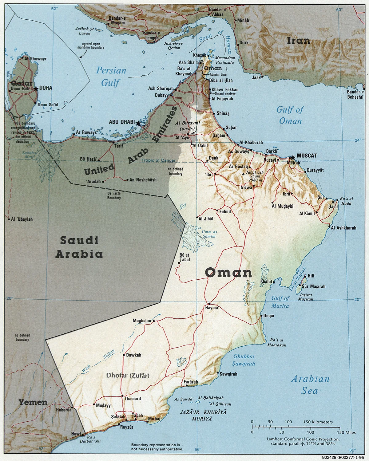 Mapa general de Omán con relieve, Mascate, Salalah, Sohar, Sur, Musandam, Dhofar, isla Masira, carreteras principales y países vecinos