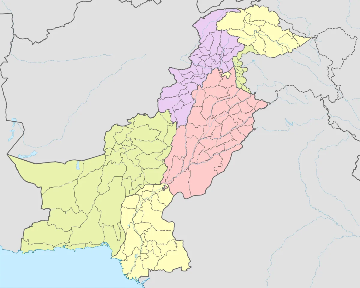 Mapa administrativo de Pakistán con provincias coloreadas y distritos delimitados tras la fusión de FATA con Khyber Pakhtunkhwa