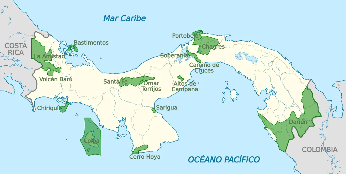 Mapa en español de Panamá con parques nacionales como La Amistad, Volcán Barú, Coiba, Santa Fe, Omar Torrijos, Altos de Campana, Soberanía, Chagres y Darién