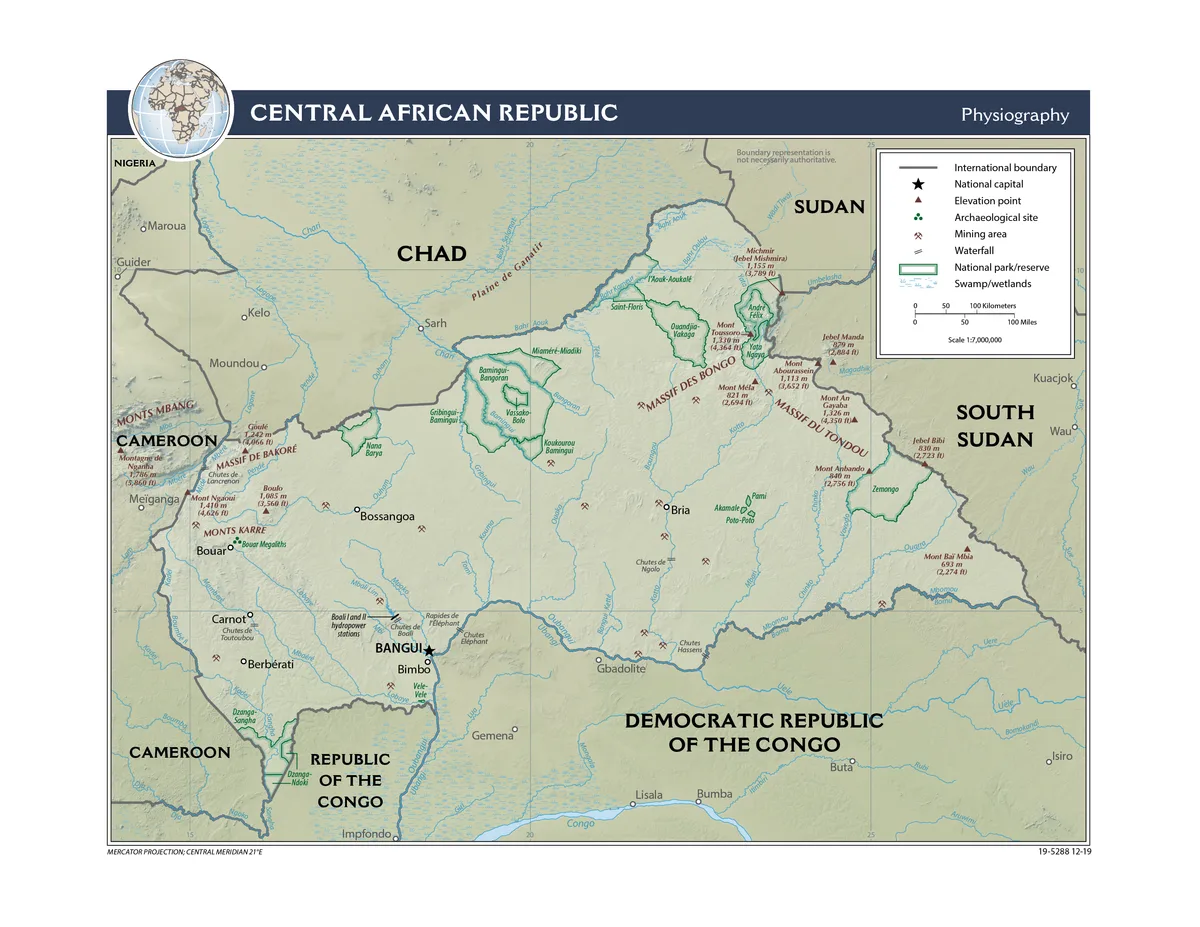 Mapa físico de la República Centroafricana con relieve, ríos Ubangui, Kotto, Mbomou, Uele, Sangha, Mambéré, Ouham, Bamingui y Chari, y parques nacionales