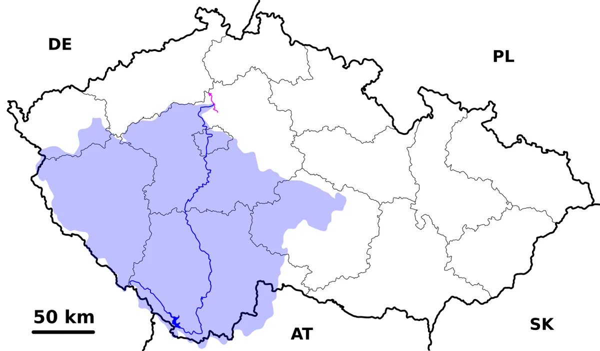 Mapa de República Checa con el río Moldava o Vltava, su cuenca, límites regionales y países vecinos