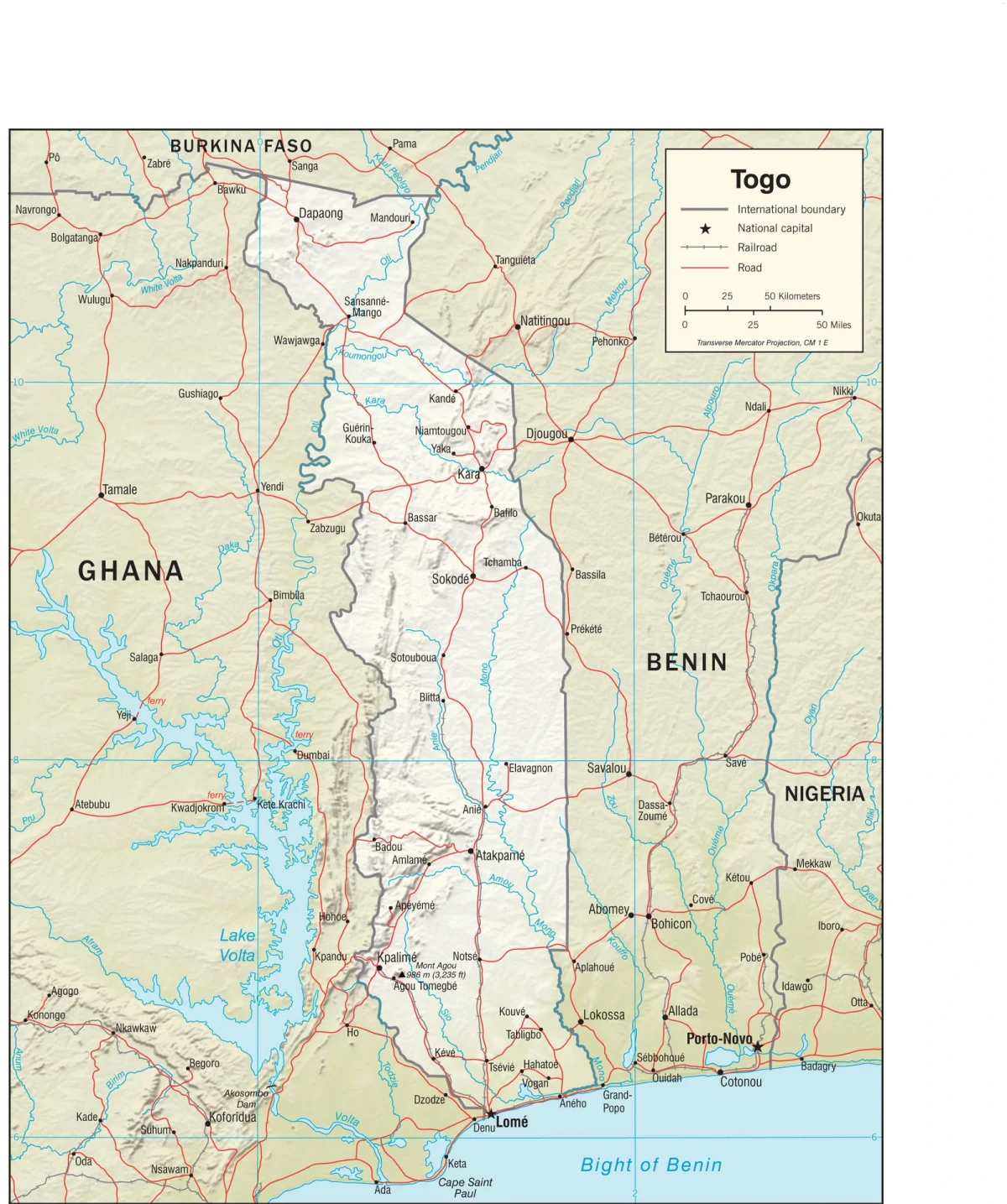 Mapa físico de Togo con relieve sombreado, ríos, lago Volta, Lomé, Atakpamé, Sokodé, Kara, Dapaong, Ghana, Benín y Burkina Faso