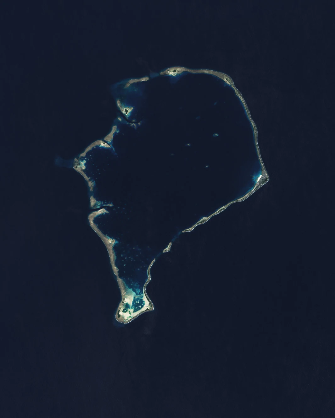 Imagen satelital Landsat de Funafuti, Tuvalu, con la laguna del atolón, Fongafale y los arrecifes bajos alrededor de Te Namo